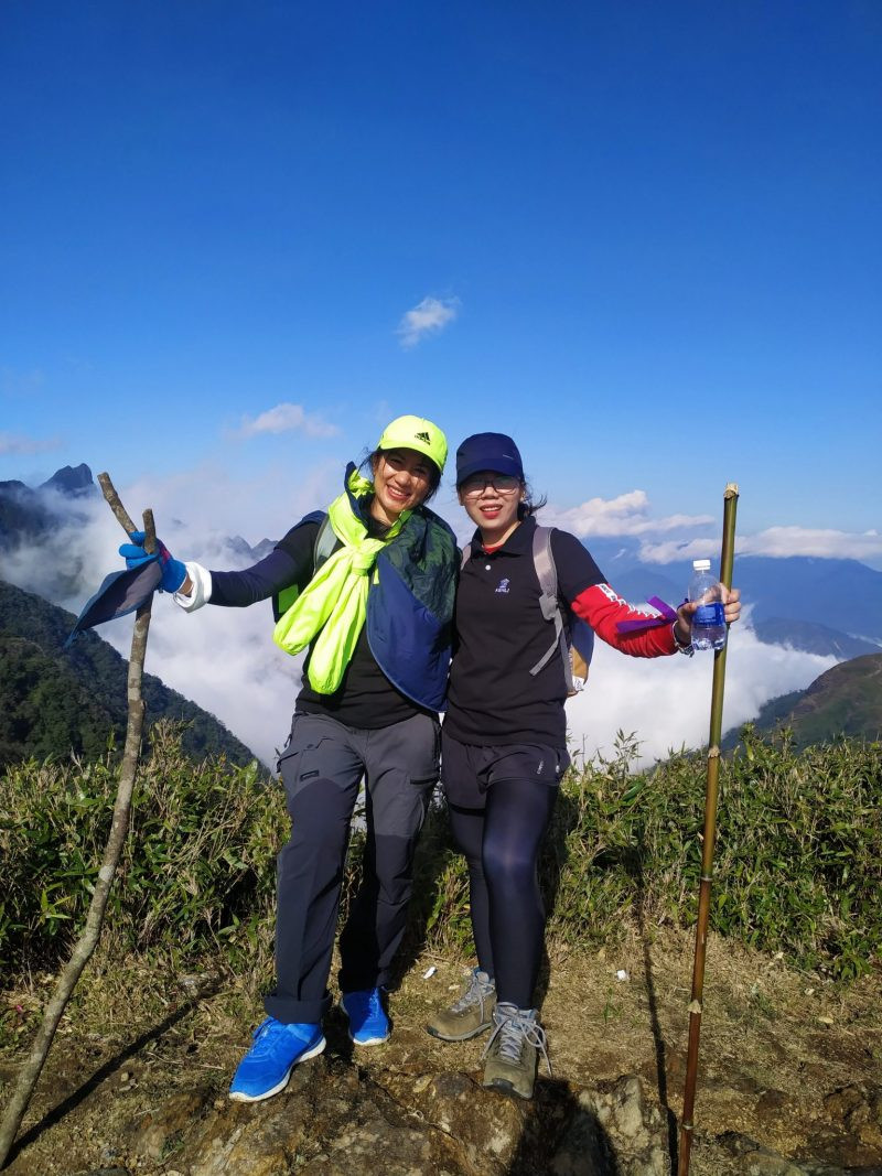 alt text: Du khách chinh phục đỉnh Fansipan