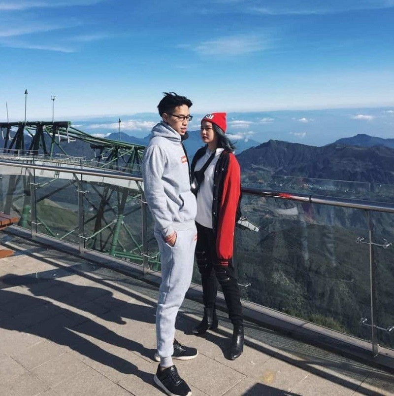 Áo hoodie và chân váy