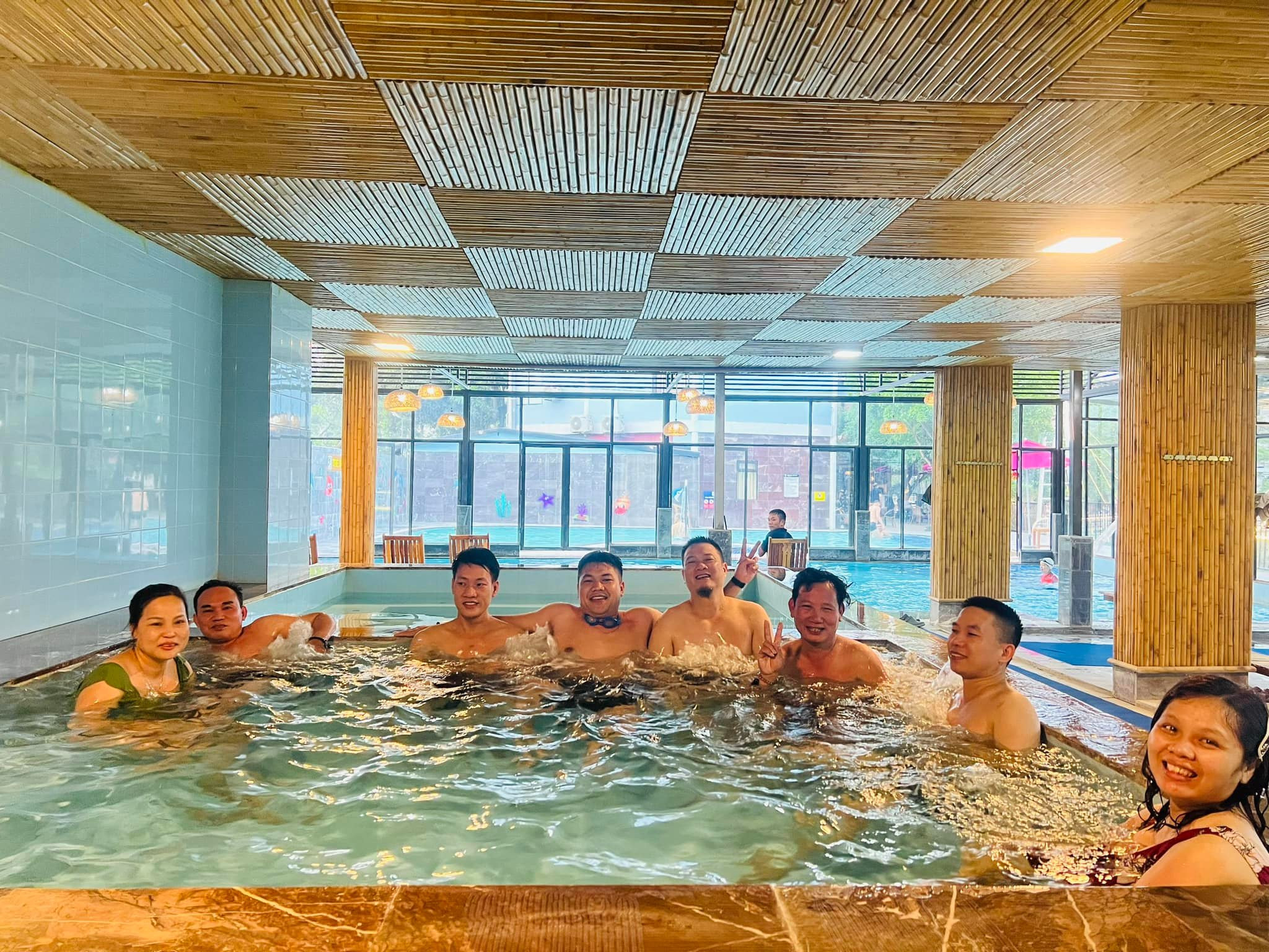 Bể bơi khoáng nóng tại resort