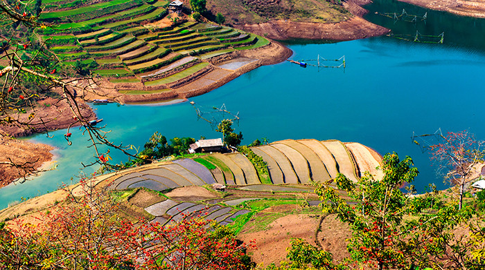 Bên lòng hồ thủy điện. Ảnh: Đỗ Vinh