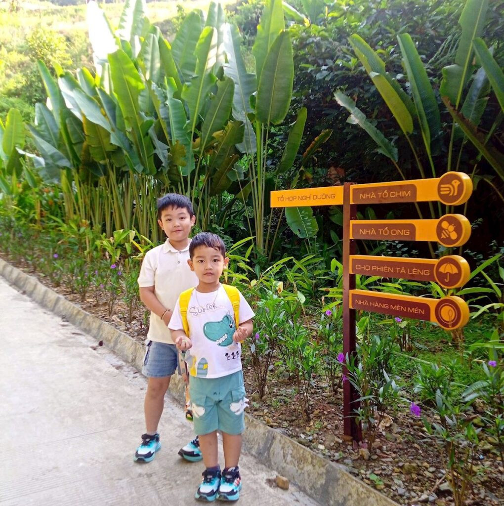 Biển báo khu nghỉ dưỡng tại đồi thông Tả Lèng