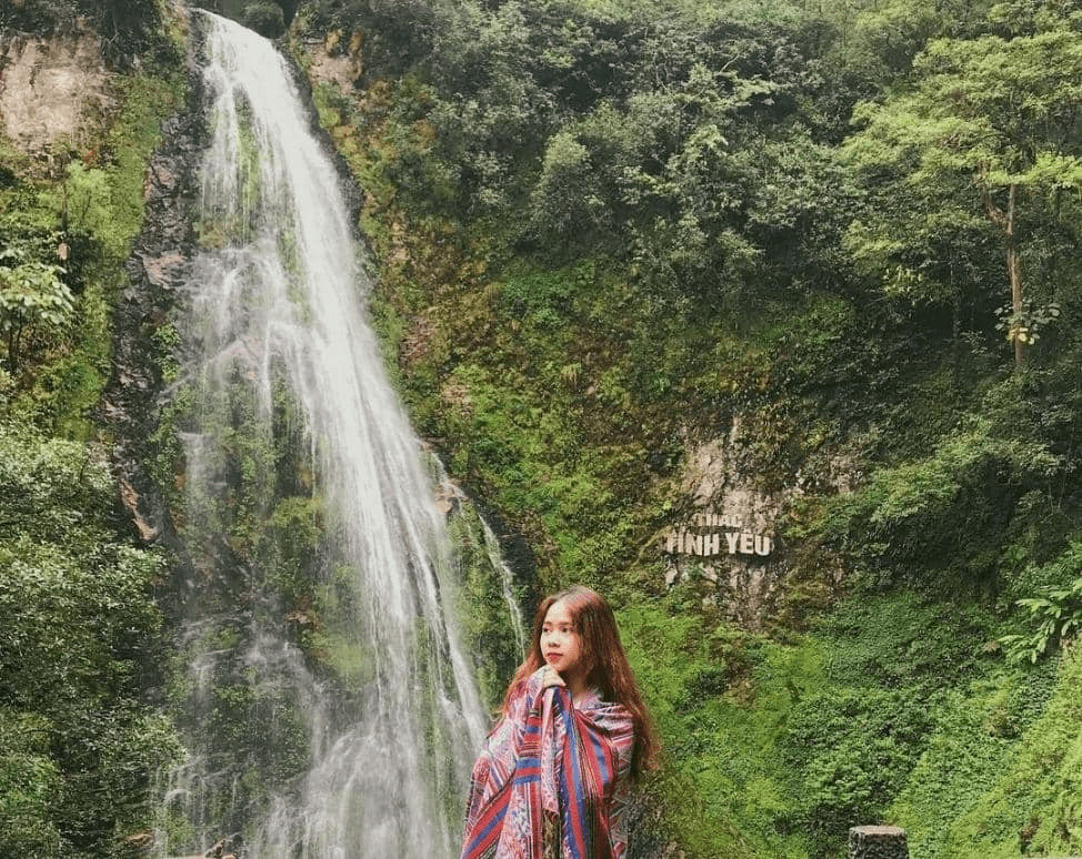 Cảnh dòng thác trắng xóa trượt dài trên vách đá rêu xanh