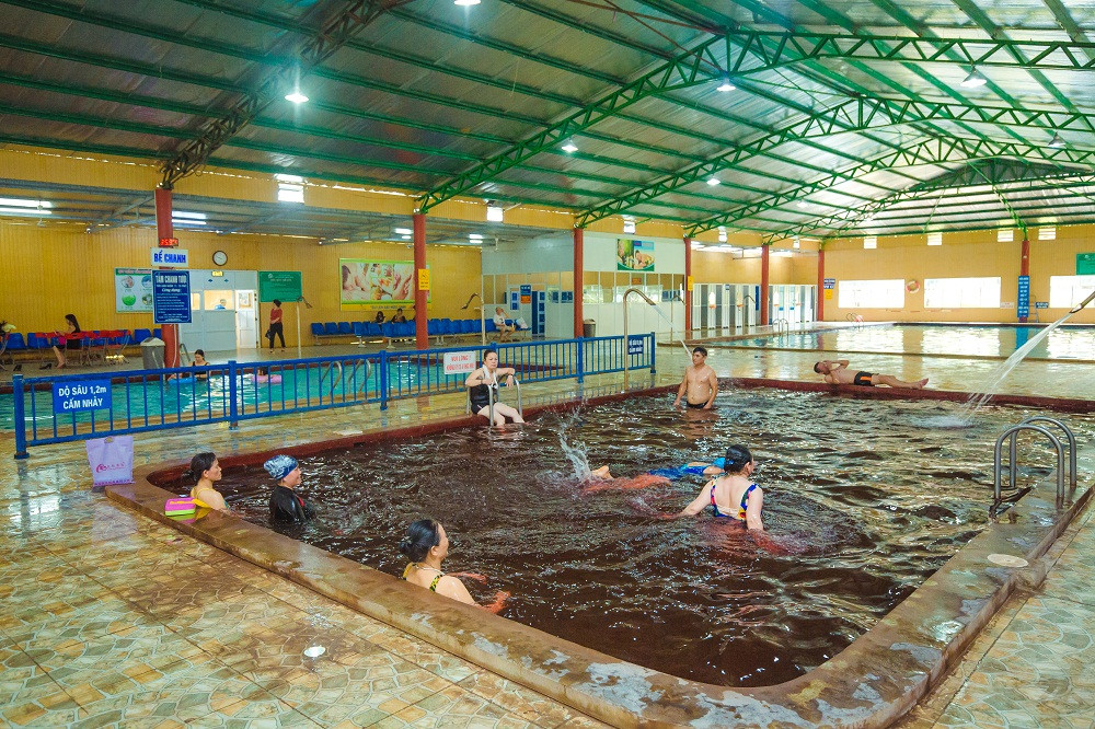 Du khách tận hưởng dịch vụ tắm khoáng