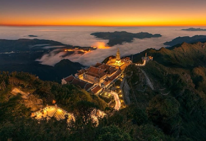 Du khách tham quan chùa Kim Sơn Bảo Thắng