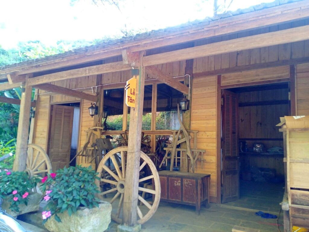 Khu vực lễ tân tại đồi thông Tả Lèng