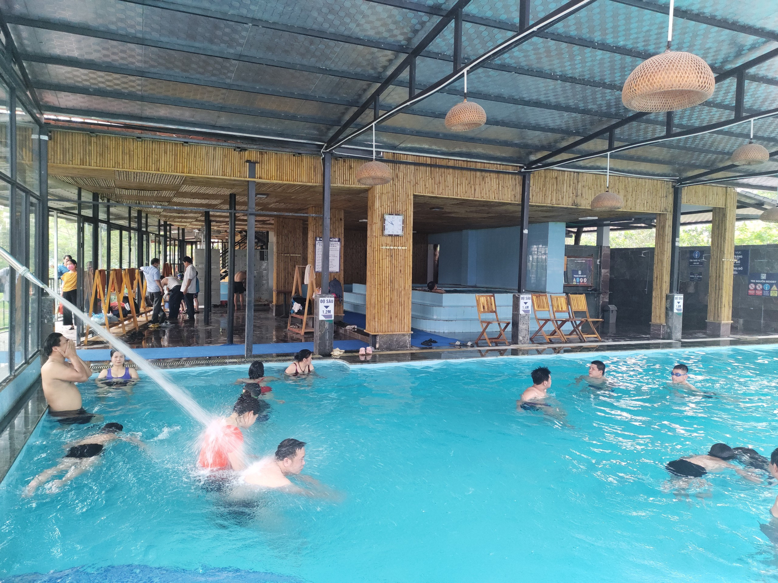 Khuôn viên resort với cây xanh tươi mát