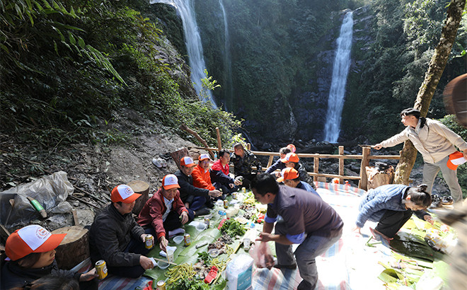 Một chuyến picnic của du khách tại Thác Đôi.