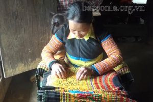 Người dân xã Tà Xùa thêu hoa văn trên vải lanh.