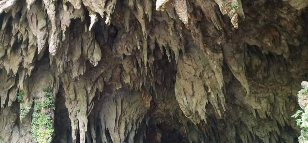 Nhũ đá bên trong hang Thẩm Nánh