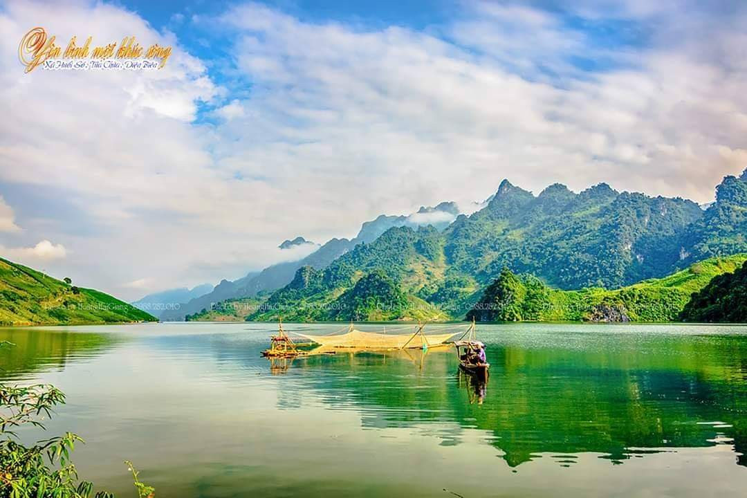 Ruộng bậc thang vàng ươm ở Tủa Chùa