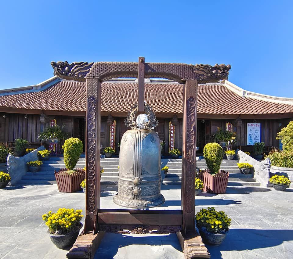 Sân chùa Bích Vân Thiền Tự