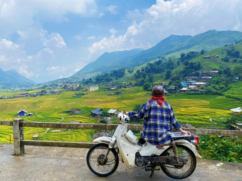 Sử dụng phương tiện xe máy để dễ dàng di chuyển lên bản Tả Phìn