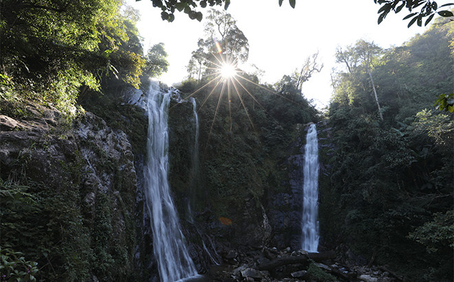 Thác Đôi Bản Công nằm giữa núi rừng hoang sơ, hùng vĩ.