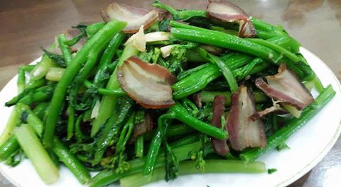 Thịt lợn đen gác bếp xào rau cải ngồng - món ăn đậm đà hương vị Tây Bắc